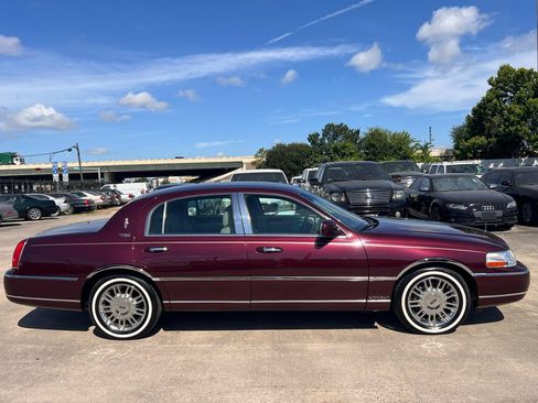 Used 2006 Lincoln Town Car Signature RWD image 9