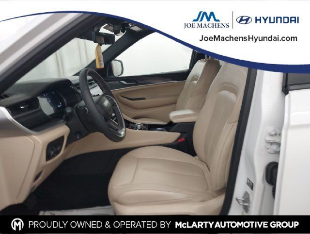 Used 2023 Jeep Grand Cherokee Limited w/ Luxury Tech Group II AWD/4WD image 3