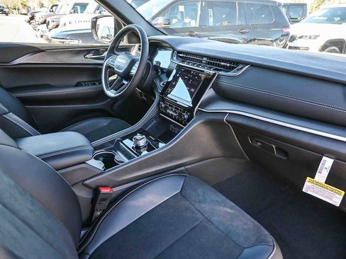 New 2025 Jeep Grand Cherokee Altitude image 20