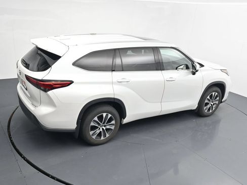 Used 2022 Toyota Highlander XLE AWD/4WD image 27