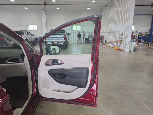 Used 2017 Chrysler Pacifica Touring FWD image 27
