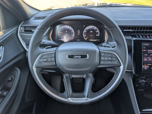 Used 2025 Jeep Grand Cherokee L Altitude AWD/4WD image 15