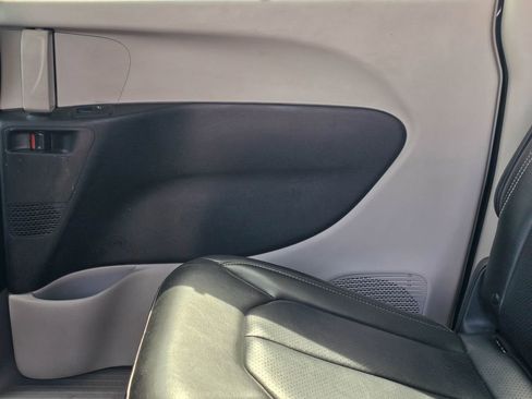 Used 2023 Chrysler Pacifica Touring-L FWD image 13