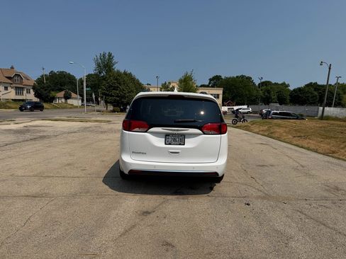 Used 2017 Chrysler Pacifica Touring-L FWD image 6