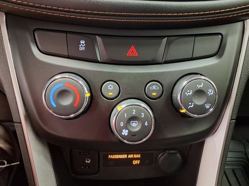 Used 2019 Chevrolet Trax LT w/ LT Convenience Package image 14