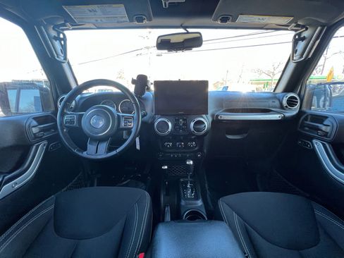 Used 2016 Jeep Wrangler Unlimited Rubicon w/ Connectivity Group image 11