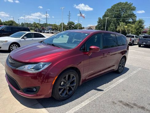 Used 2018 Chrysler Pacifica Touring Plus w/ S Appearance Package FWD image 1