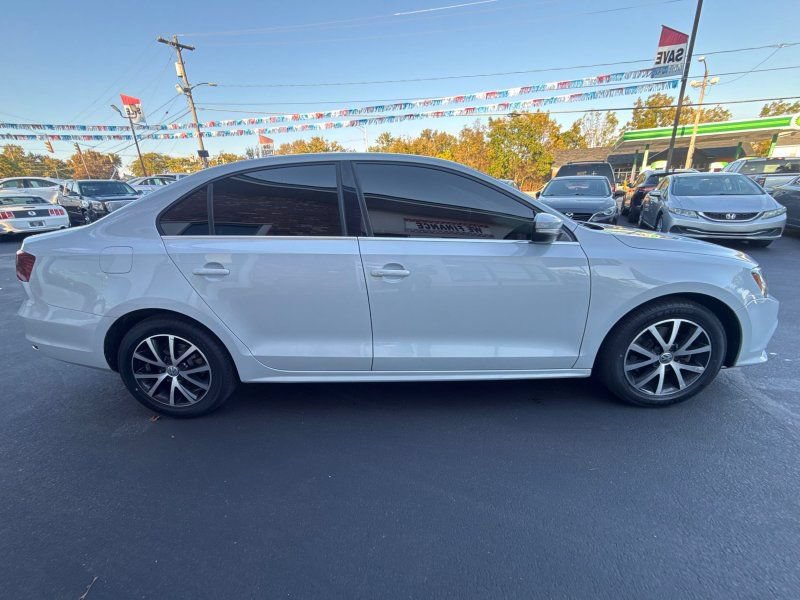 Used 2017 Volkswagen Jetta SE FWD image 4