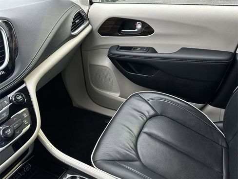 Used 2023 Chrysler Pacifica Limited image 32