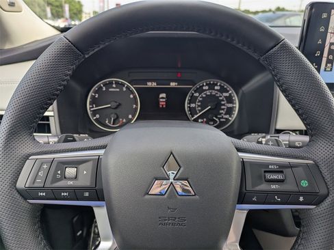 New 2025 Mitsubishi Outlander SE image 29