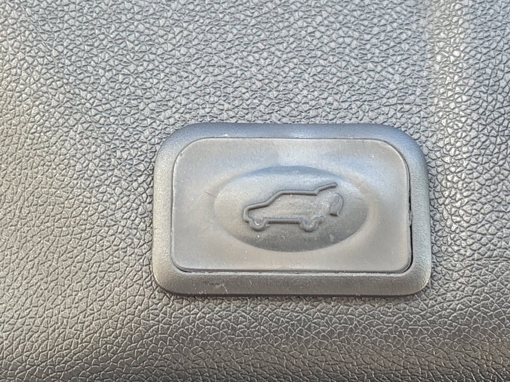 Used 2016 GMC Acadia SLE FWD image 16