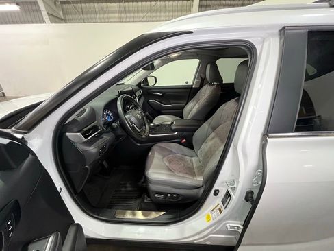 Used 2023 Toyota Highlander Bronze Edition image 17