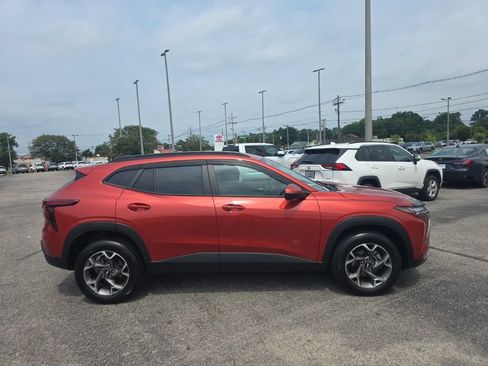 Used 2024 Chevrolet Trax LT w/ Driver Confidence Package FWD image 3