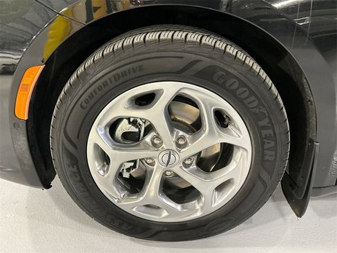 Used 2021 Chrysler Pacifica Limited w/ Uconnect Theater Family Group image 8