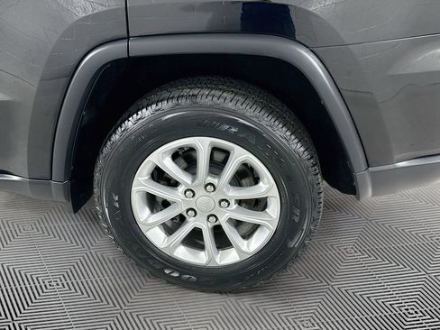 Used 2021 Jeep Grand Cherokee Laredo AWD/4WD image 26