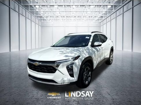 Used 2025 Chevrolet Trax LT FWD image 17