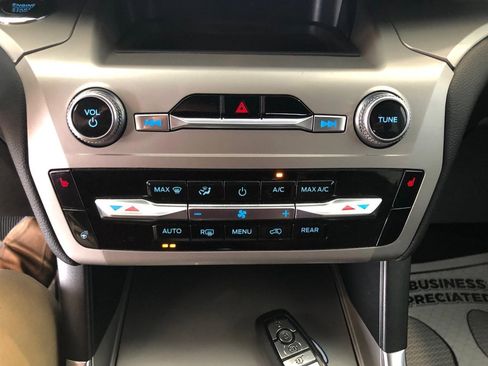 Used 2022 Ford Explorer XLT w/ Equipment Group 202A image 21