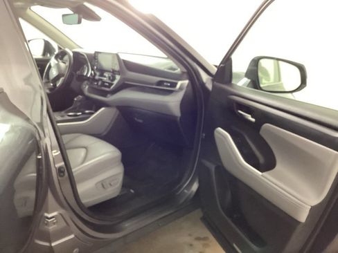 Used 2022 Toyota Highlander XLE AWD/4WD image 17
