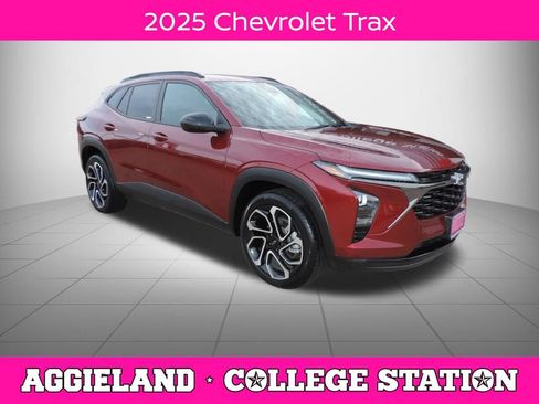 Used 2025 Chevrolet Trax RS w/ Sunroof Package FWD image 1