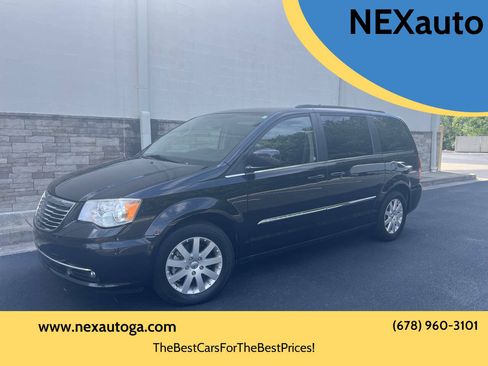 Used 2015 Chrysler Town & Country Touring FWD image 1