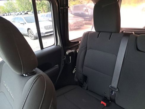 Used 2018 Jeep Wrangler Unlimited Sahara image 4