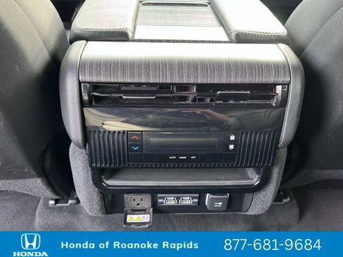 Used 2024 Jeep Wagoneer L Series II image 34