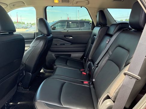 Used 2023 Nissan Pathfinder SL AWD/4WD image 15