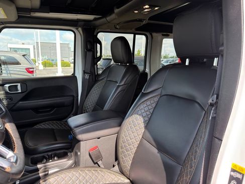 Used 2022 Jeep Wrangler Unlimited Sahara AWD/4WD image 13