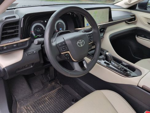 Used 2024 Toyota Crown Limited w/ Advanced Technology Package image 10