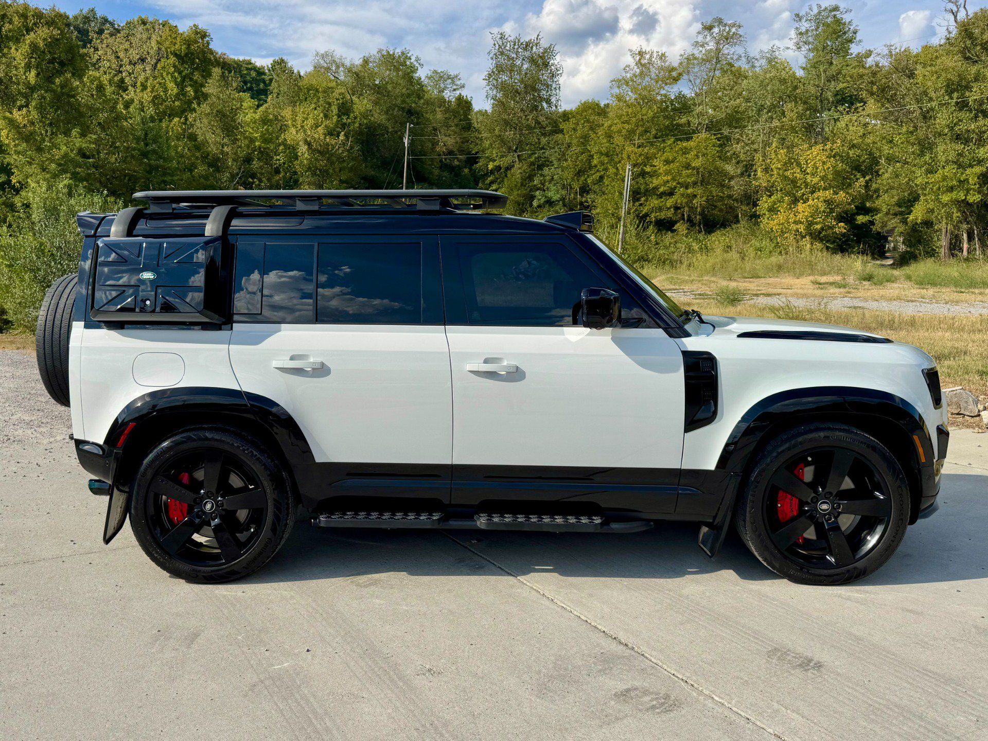 Used 2023 Land Rover Defender 110 X-Dynamic SE AWD/4WD image 7