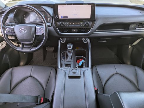 Used 2024 Toyota Grand Highlander XLE FWD image 16