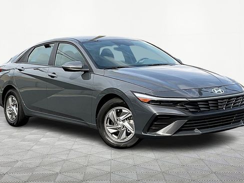 Used 2025 Hyundai Elantra SE image 3