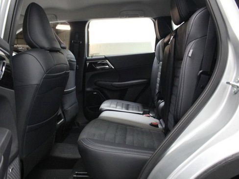 New 2025 Mitsubishi Outlander SE image 24