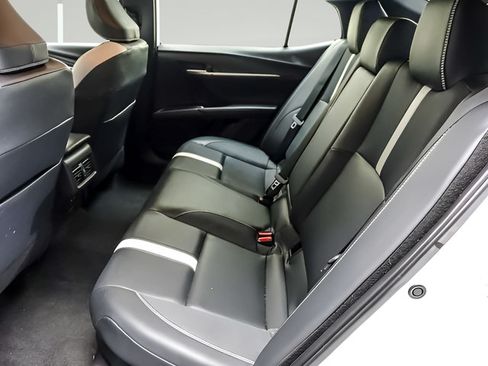 Used 2025 Toyota Camry SE FWD image 9
