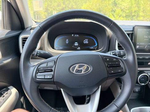 Used 2025 Hyundai Venue SEL FWD image 16