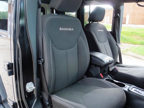 Used 2018 Jeep Wrangler Unlimited Sahara w/ Connectivity Group AWD/4WD image 13