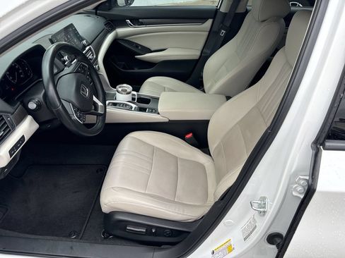 Used 2021 Honda Accord Touring image 2