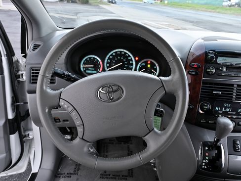 Used 2005 Toyota Sienna XLE image 26