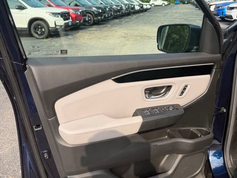 Used 2025 Honda Pilot EX-L image 12