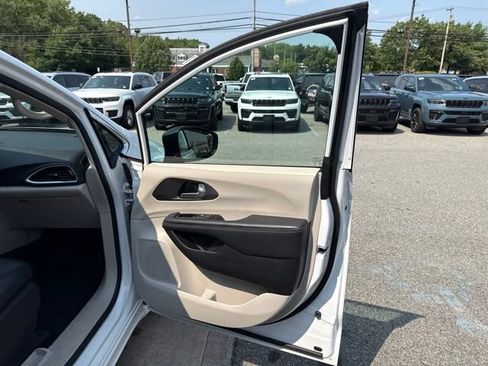 Certified 2024 Chrysler Pacifica Touring-L FWD image 14