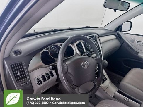 Used 2005 Toyota Highlander 4WD V6 w/ 3rd Row image 9