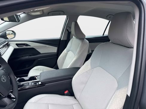 Used 2025 Toyota Camry XLE image 16