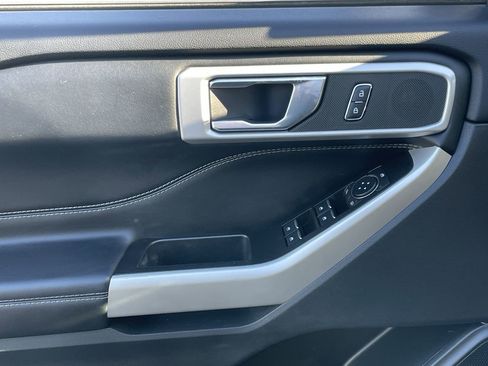 Used 2022 Ford Explorer XLT image 29