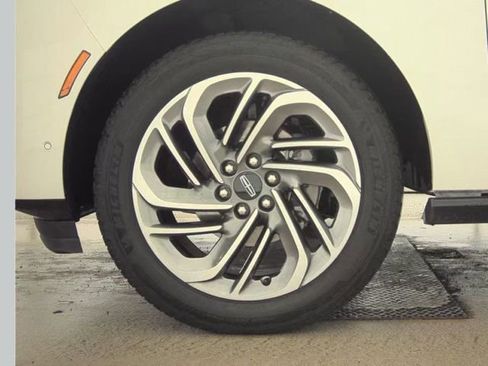 Used 2025 Lincoln Navigator Reserve image 22