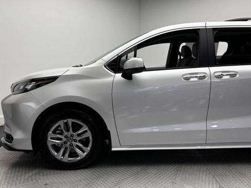 Used 2026 Toyota Sienna XLE FWD image 5