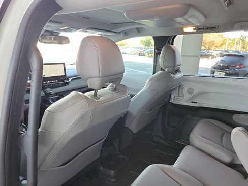 Used 2025 Toyota Sienna XLE image 26