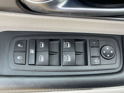 Used 2023 Chrysler Pacifica Touring-L FWD image 25