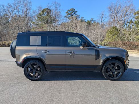 New 2026 Land Rover Defender 110 X-Dynamic SE image 4