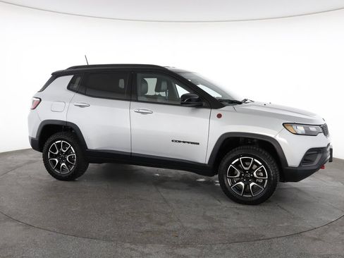 Used 2025 Jeep Compass Trailhawk AWD/4WD image 15