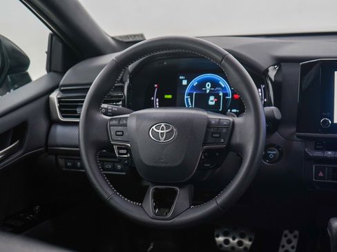 Used 2025 Toyota Camry SE image 13